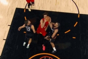 看着都疼!阿夫迪亚强攻打进但击中狄龙面部 吹进攻犯规进球无效