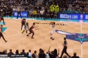 只领先3分还浪!拉梅洛·鲍尔运球刚过半场 出手超远三分稳稳不中