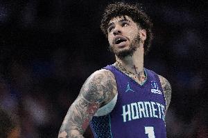 媒体人:三球对阿德巴约的动作无疑越界了 主裁出现了严重失误