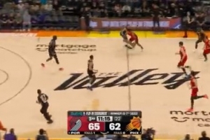 亏!狄龙抢断&杰伦·格林反击不中 狄龙破坏快攻犯规送对手1罚1掷