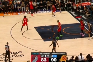 大场面先生!狄龙外线开炮三分轰进 太阳打出11-2领先10分