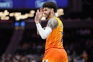 Skip:三球先是让阿德巴约退出战局 最后再用一记突破锁定胜局