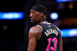 83分先生赛季结束!阿德巴约被三球拉倒受伤退赛 全场仅6分3板1助