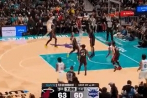 高难度!拉梅洛·鲍尔强攻内线 失衡漂移抛投打成2+1