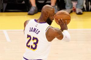 詹姆斯生涯第21次赛季出场胜率超50% 刷新历史纪录