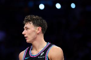 4中2得到6分3板3助!杨健:斯波啊!下半场少用拉松几分钟 早赢了