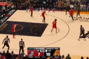 外线杀伤!布克借掩护三分造成犯规 随后三罚稳稳全中