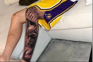 多纳鲁马秀出新纹身:纹在左小腿上的蝙蝠侠头像