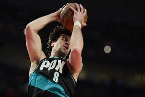 霍勒迪：阿夫迪亚为我们做到了一切 他不断突破&并投进三分