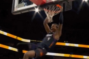 打疯了!杰伦·格林空切反跑双手暴扣 个人已经得到30分!