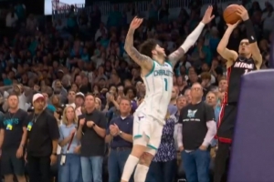 力挽狂澜!希罗三分命中后造三分犯规三罚全中 热火反超黄蜂1分