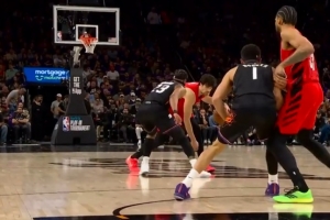 情况不妙!布克被吹无球犯规个人累计4犯 太阳挑战也失败了