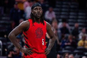 老辣!朱·霍勒迪半场9中4贡献14分3板 三分6中3