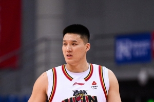 正负值-27最低！曾繁日20分钟5中2拿4分2板 有3犯规