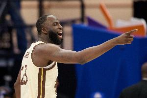 被吹麻了！勇士上半场被吹了4次掩护犯规 追梦暂停期间破防了