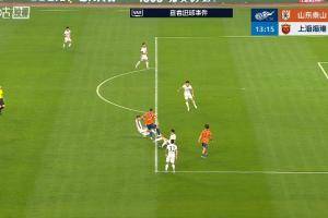 海港后防解围接连失误，谢文能兜射破门，裁判判罚越位在先