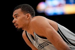 里弗斯：文班是我本赛季见过的最强球员 很欣赏他的竞争血性