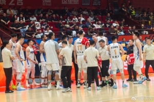 回来了！京媒晒照：李楠指导在暂停中参与了北京男篮的布置