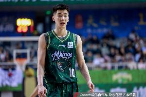 外线有谱！郭昊文半场9中4拿13分3板 三分6中3