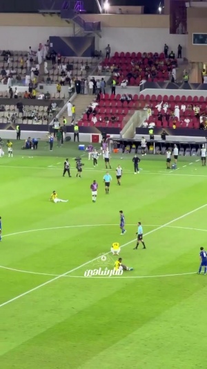 一镜到底！吉达联合20号一路小跑到中圈，从背后撞马宁+骂骂咧咧