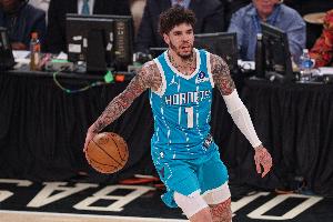 全队第五个进攻犯规！拉梅洛·鲍尔摆脱打到布莱克面部被吹犯规