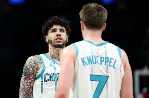 附加赛历史第四次出战半场30+分差 黄蜂占据其三&都是落后方