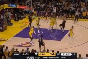 带队追赶！申京转身金鸡独立跳投命中 帮助火箭缩小分差