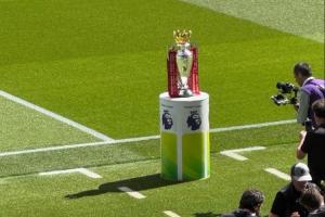 真决赛！曼城vs阿森纳大战在即，英超冠军奖杯已经抵达现场！