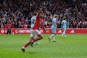 真要逼死热刺？吉布斯·怀特戴帽森林5轮不败，已经领先热刺5分！