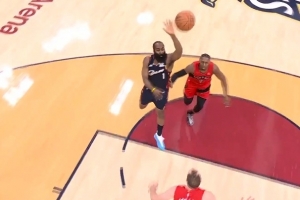 穿针引线！哈登妙传晃趴防守助莫布里造杀伤 随后再助后者暴扣