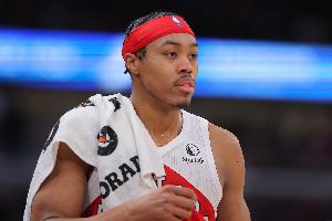 外线很准！斯科蒂·巴恩斯半场9中4拿11分4助 三分3中3