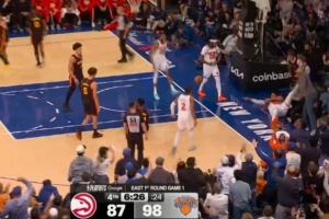 强硬！唐斯外线三分轰进后强攻打进加罚 助尼克斯获得两位数优势