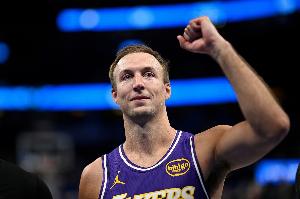 肯纳德：队友们一直给我信心 让我打得有侵略性 一有机会就出手