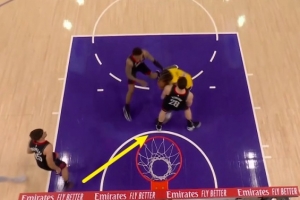 雷迪克没犹豫！申京篮下造艾顿进攻犯规 湖人挑战成功改阻挡