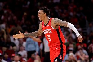 得分已经上双！小史密斯半场7中3拿下10分4板1断