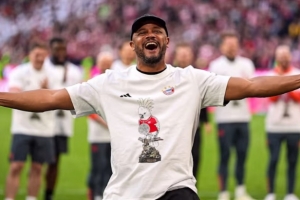 官方：鹦鹉“奖杯”是拜仁的图腾与护身符，只要夺冠它就会出现