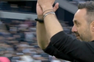 布莱顿致敬功勋主帅德泽尔比：很高兴见到你，罗伯特！