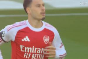 阿森纳半场换人，马丁内利登场换下马杜埃凯