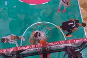 这怎么防！文班亚马强打篮下 顶着两人左手勾手强硬打成2+1！