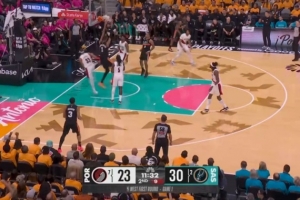 欺负人！文班亚马腾空暴起 力压防守空接砸扣