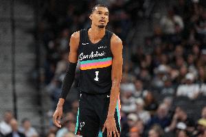 伟大的开始！文班亚马季后赛首秀就砍下35+5三分 历史首人