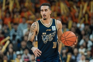 奎因：我们今天打得不错 季后赛快开始了 大家要团结一心相信自己