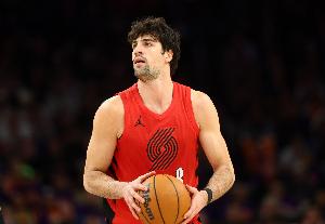 阿夫迪亚季后赛首秀就砍30+10+5 历史第二位 比肩詹姆斯