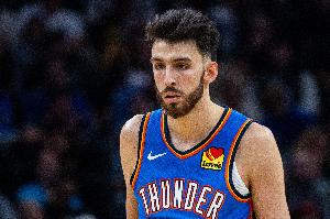 百步穿杨！切特压哨三分一箭穿心 首节6中4独得13分6板