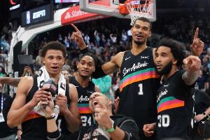 瓦塞尔：我们互相支持 在场下亲如兄弟 场上打球自然更加默契