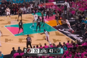 独挑大梁！阿夫迪亚强攻内线再拿2分 帮助开拓者努力追赶