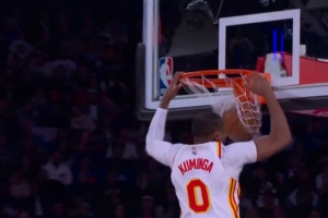 一飞冲天！库明加反击暴扣 老鹰反超比分获本场首次领先