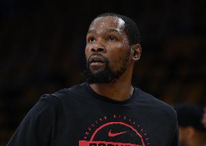 Shams：杜兰特遭遇右髌腱深度挫伤 火箭乐观认为他最早可能G2复出