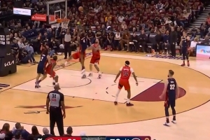 针锋相对！莫布里强攻打成2+1 沃尔特冲击打进加罚迅速回应