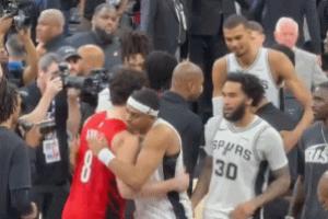 谁跟你和和气气？阿夫迪亚主动致意 文班无动于衷冷脸拒绝握手！